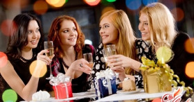 Выбираем достойный и приятный подарок на свадьбу подруге