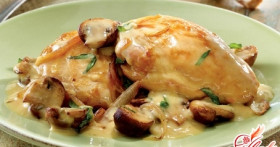 Курица со сметаной, запеченная в духовке