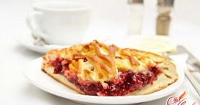 Вкусные идеи для выпечки: пирог с брусникой и яблоками