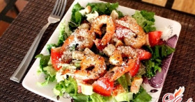 Салат с креветками и сыром: красиво есть не запретишь