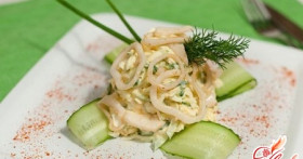 Салат из кальмаров с огурцом – начни с простого