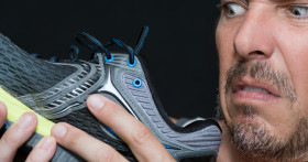 Как избавиться от неприятного запаха обуви: народные, аптечные и специализированные средства