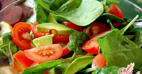 Оригинально и вкусно: салат с авокадо и помидорами