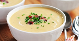 Легкий суп с сыром и копченостями