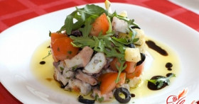 Салат из консервированных кальмаров: дадим волю фантазии