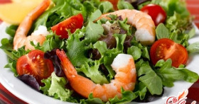 Легко и просто: салат с креветками и помидорами