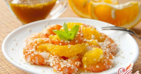 Изысканно: салат с креветками и апельсином