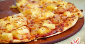 Пикантно: пицца с курицей и ананасами