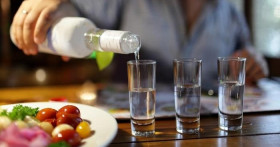 Как бороться с диареей (водка с солью от поноса)