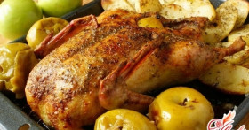 Гусь с яблоками в духовке – инструкция для начинающих кулинаров