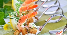Готовим вкусно: салат из креветок с яйцом