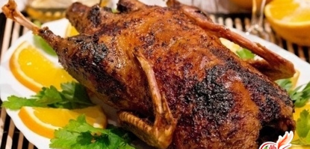 Запеченная дикая утка. Утка простые рецепты приготовления. Утка фаршированная яблоками. Утка в духовке. Дикая утка блюдо.