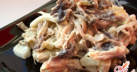 Сытный салат с курицей и грибами, а также другими добавками