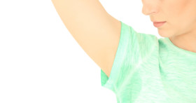 Как удалить пятна от дезодоранта с одежды