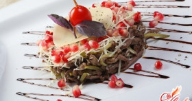 Вкусный, питательный и сытный салат из языка со свежим огурцом