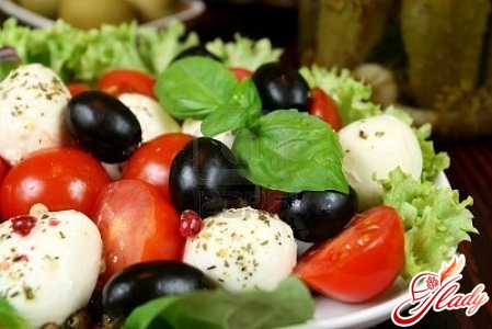 салат с кукурузой и оливками