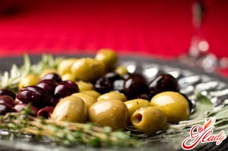 салат с оливками и кукурузой