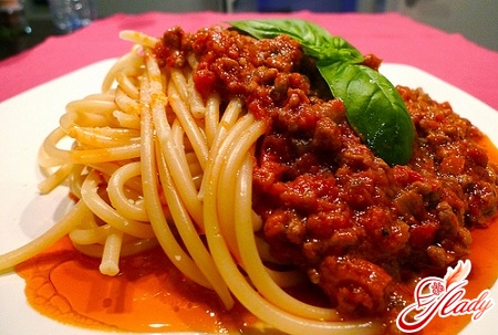 спагетти с соусом болоньез