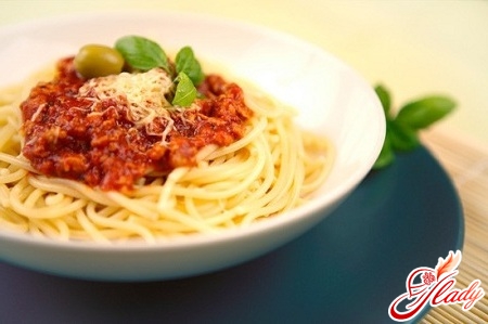 спагетти с соусом болоньезе