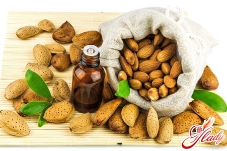 Миндальное масло для красоты волос