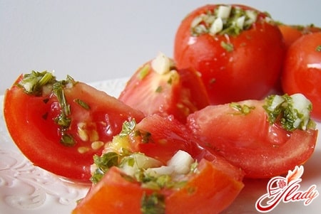 соленые помидоры с чесноком