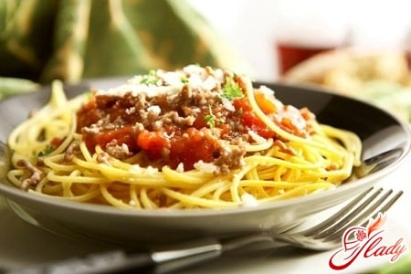 спагетти с соусом