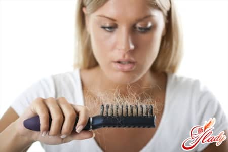 Выпадение волос - симптом грибка кожи головы