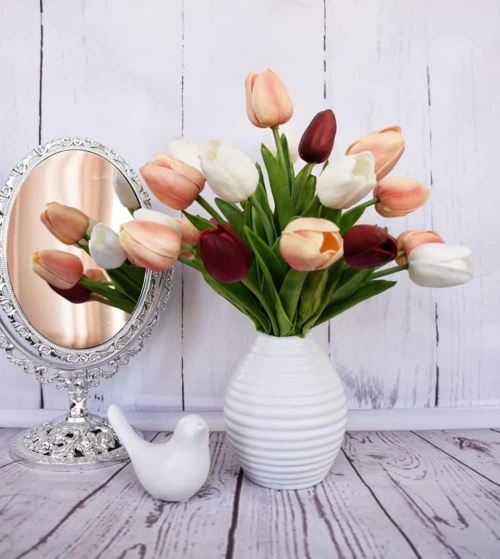 Что нужно сделать чтобы тюльпаны простояли дольше. Тюльпаны в вазе. Красивые тюльпаны в вазе. Красивая ваза тюльпаны. Прекрасные тюльпаны в вазе.