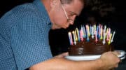 Юбилей мужчине на 60 лет — прикольный  сценарий в домашних условиях