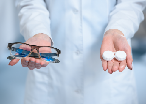 Что лучше для коррекции зрения: очки или контактные линзы?