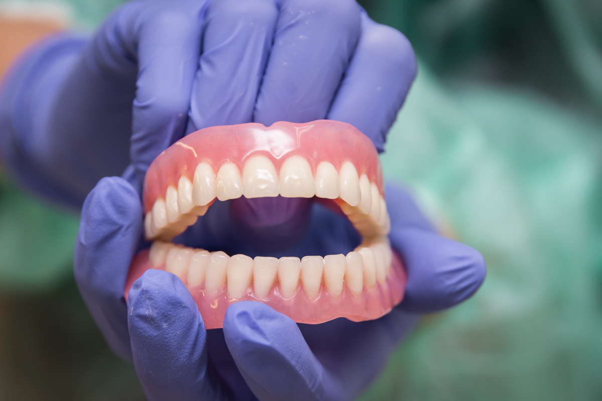 Протезирование зубов: процедура, которая вернет красоту вашей улыбке